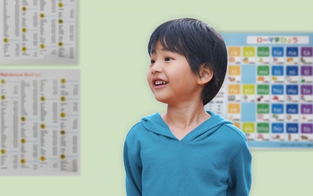 青いトレーナーを着た男の子